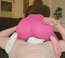 Facesitting in pinker Gymleggings