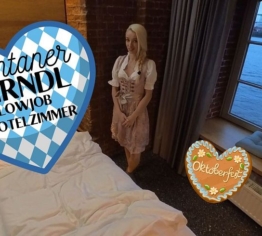 Spontaner Dirndl Blowjob im Hotelzimmer