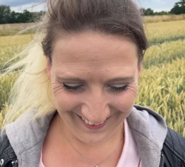 Blowjob im Kornfeld! Dieses Gesicht muss vollgespritzt werden!